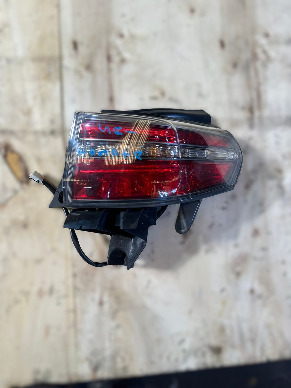 Faro Posterior Toyota Sai